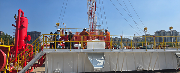 The XJ450 solids control system produced by Aipu Solid Control Co., Ltd is being installed and debug